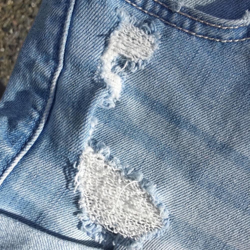 HOLLISTER - RIPPED MIDI SHORTS - Picture 2 of 6